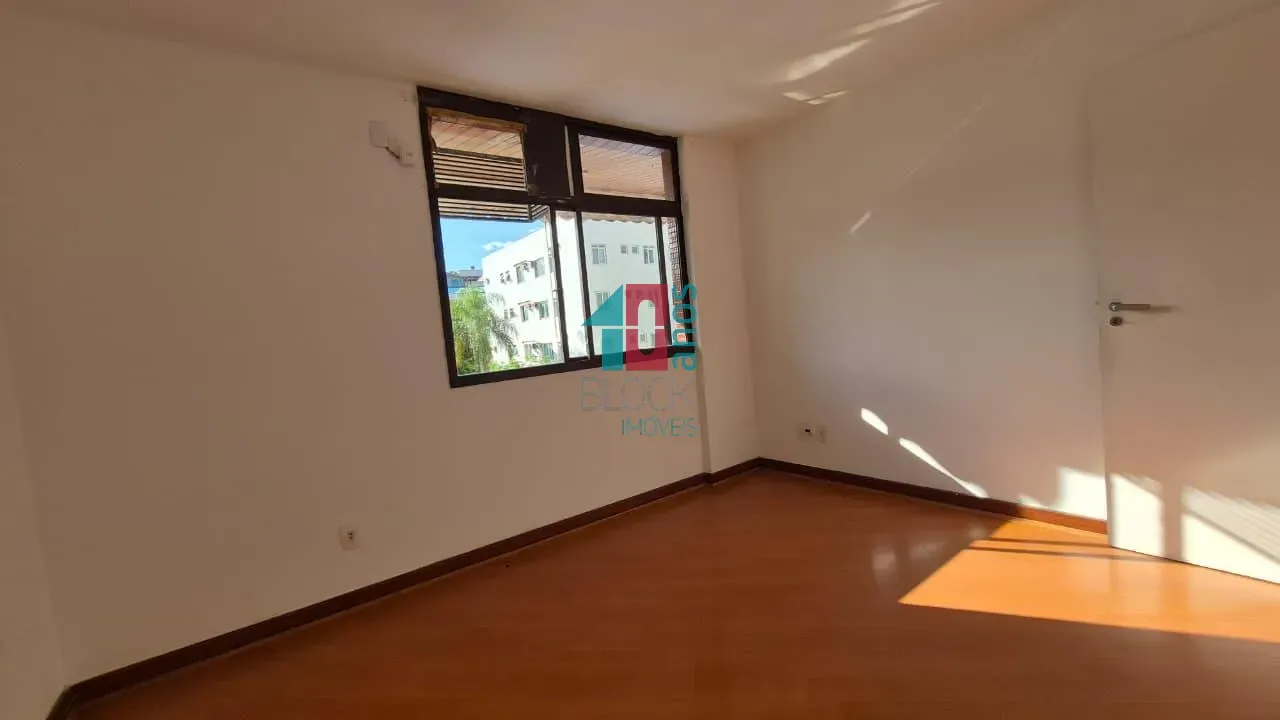 Wood or laminate floors in a 2-bedroom apartment, 83 m² — photo 8