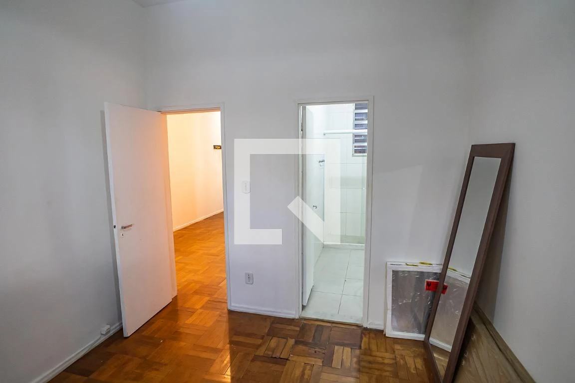 One-bedroom apartment with wood or laminate floors — photo 12