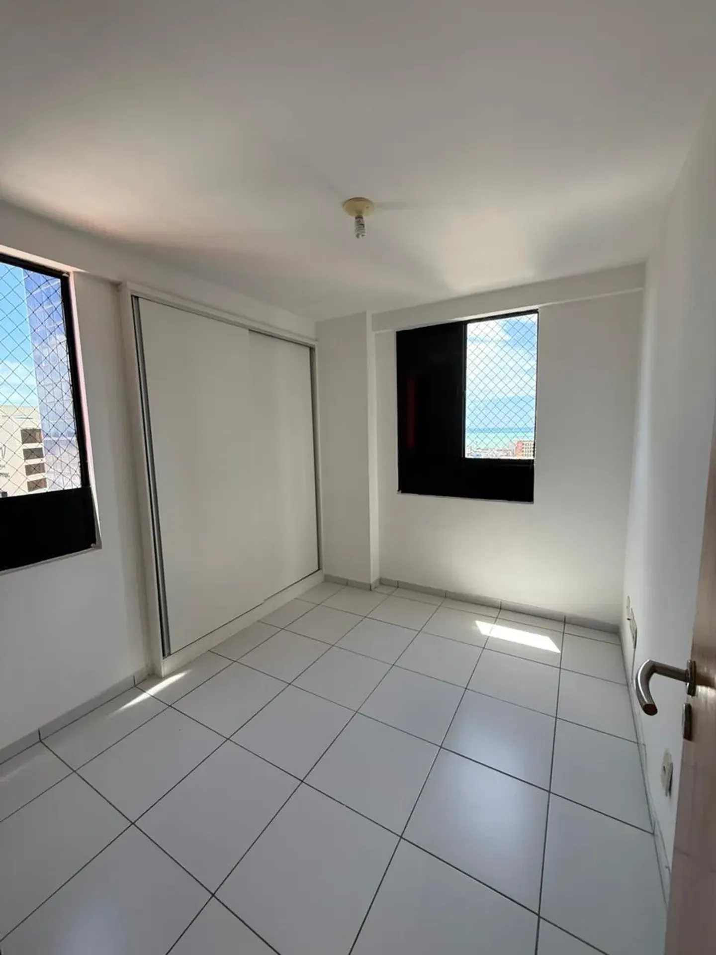 3-bedroom apartment with 1 en-suite and 2 parking spots — photo 4