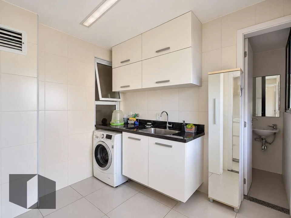 Bathtub in a 4-bedroom apartment, 226 m² — photo 27