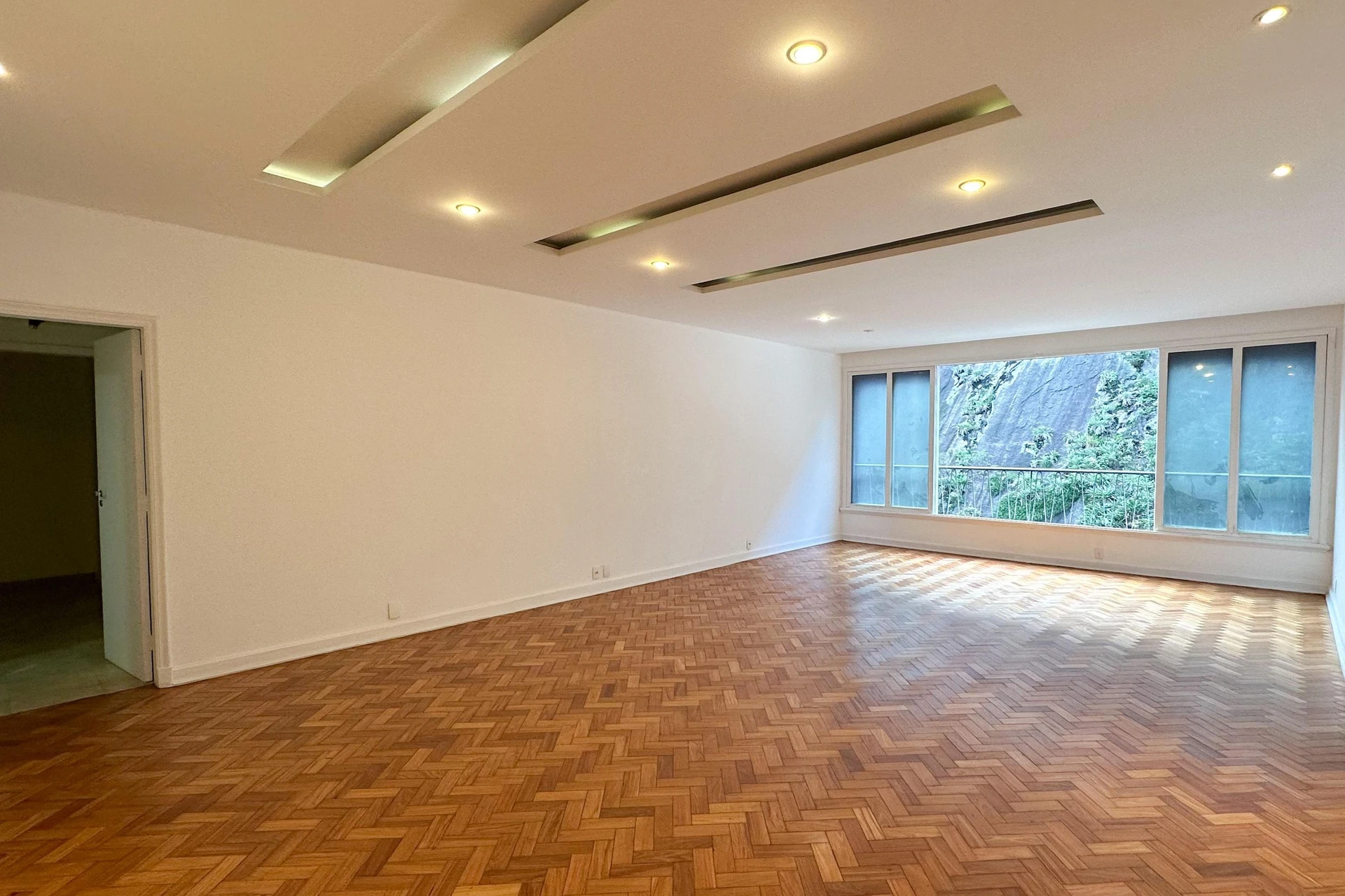 Unfurnished apartment with 3 bedrooms and 4 bathrooms