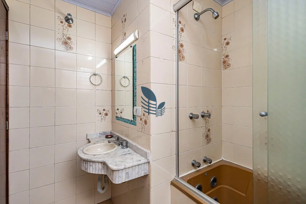 2-bedroom apartment with a bathtub in Curitiba — photo 15