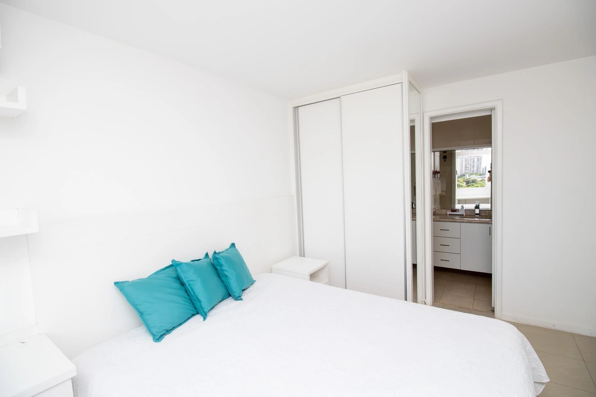 3-bedroom apartment with a glass-enclosed balcony — photo 13