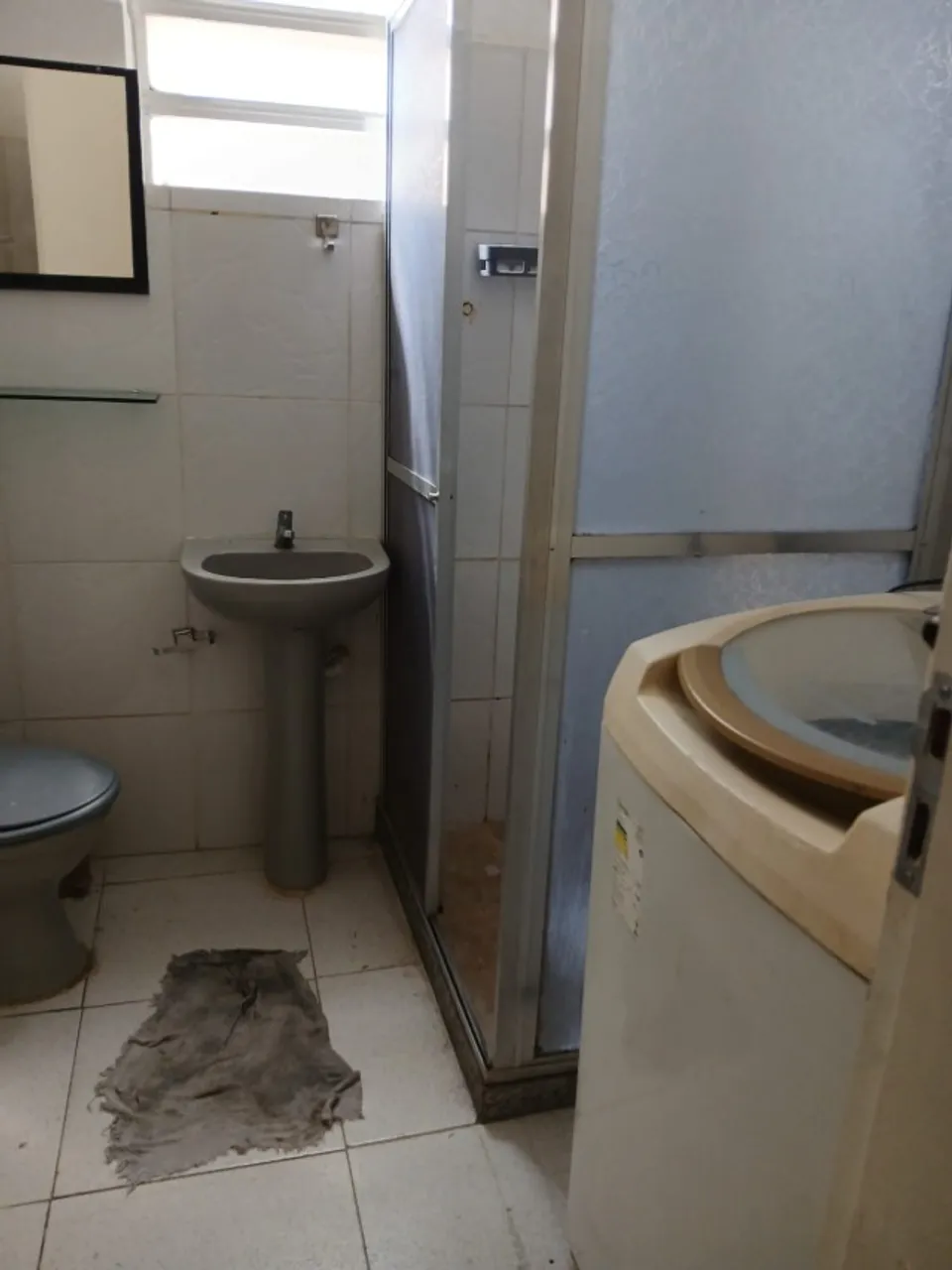 Furnished 1-bedroom apartment with a glass shower — photo 5