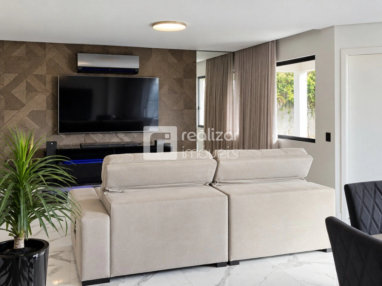 Floor-to-ceiling windows in a 4-bedroom house, 292 m² — photo 15