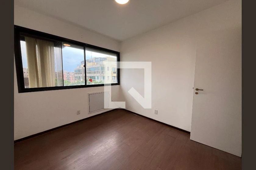Glass-enclosed balcony in a 3-bedroom apartment, 103 m² — photo 9
