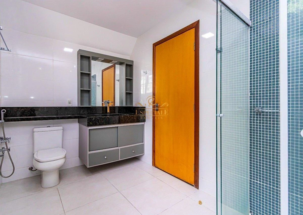 295 m² house with a bathtub and a glass-enclosed balcony