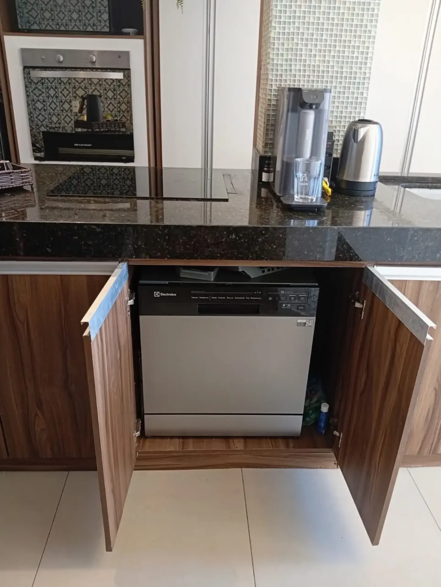 Furnished apartment, 240 m², with a glass-enclosed balcony — photo 5