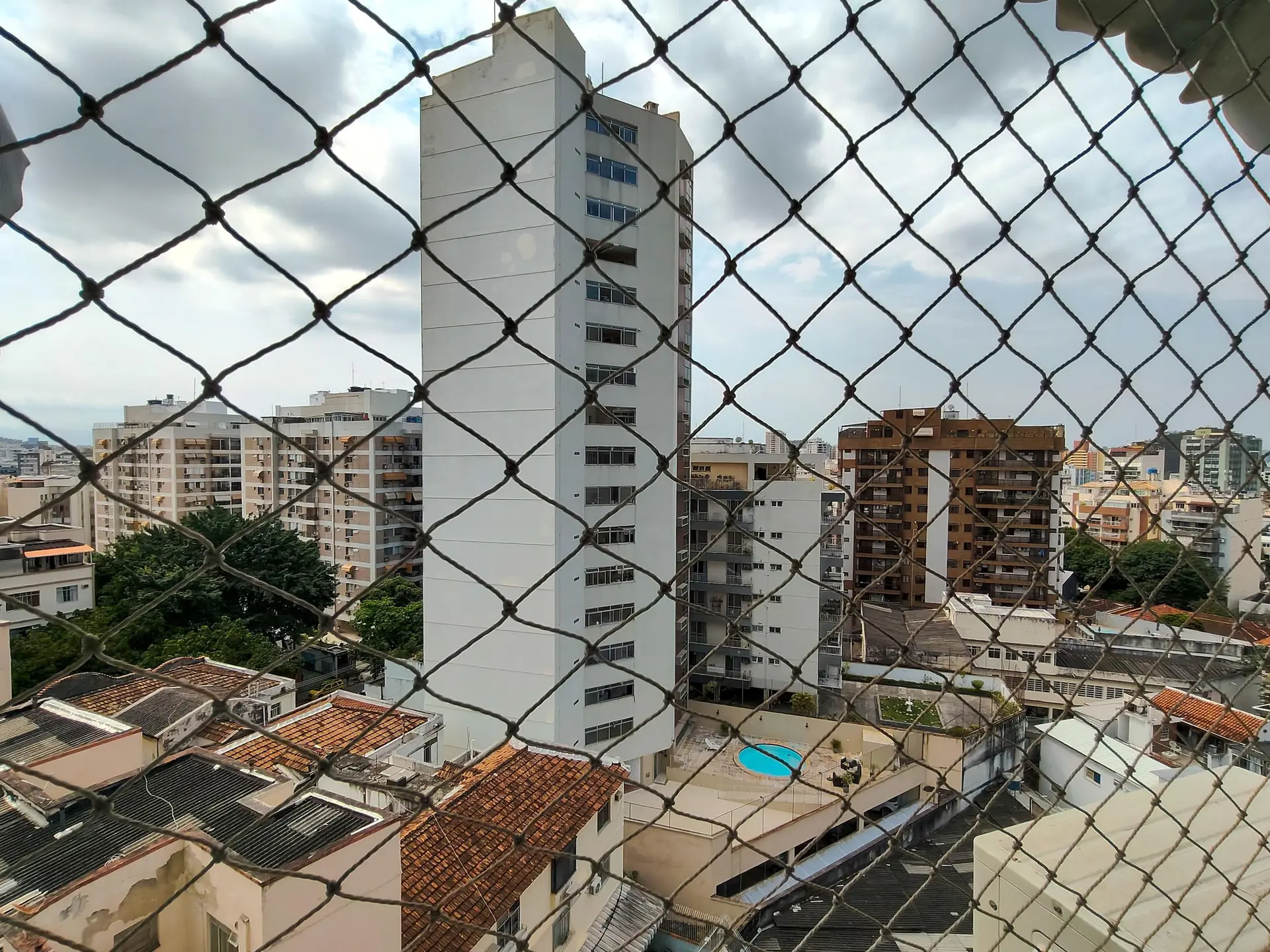 Balcony with a grill in a 3-bedroom apartment, 135 m² — photo 51