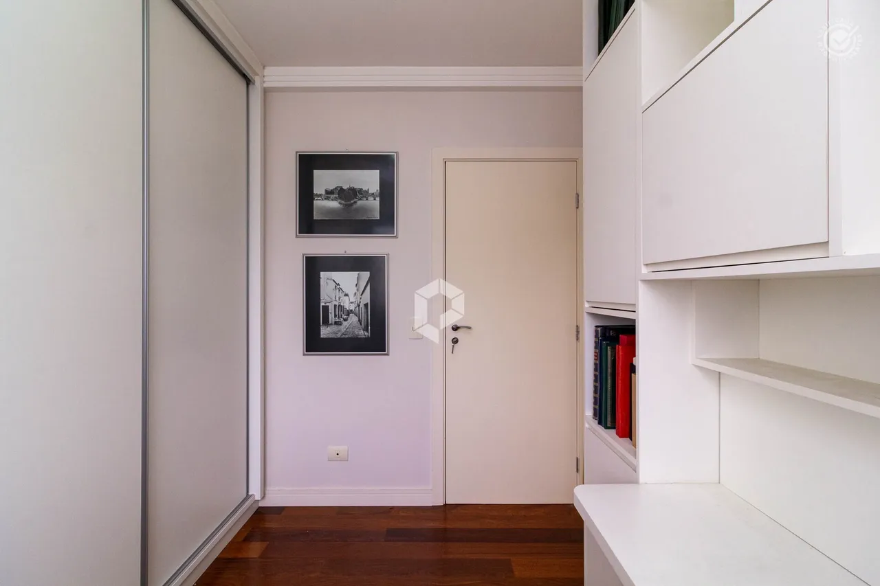3-bedroom apartment with a glazed enclosed balcony — photo 16