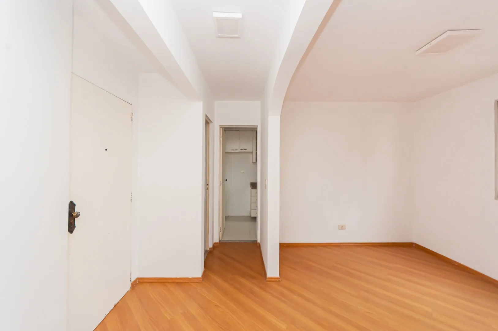 1-bedroom apartment with a separate, closed kitchen — photo 19