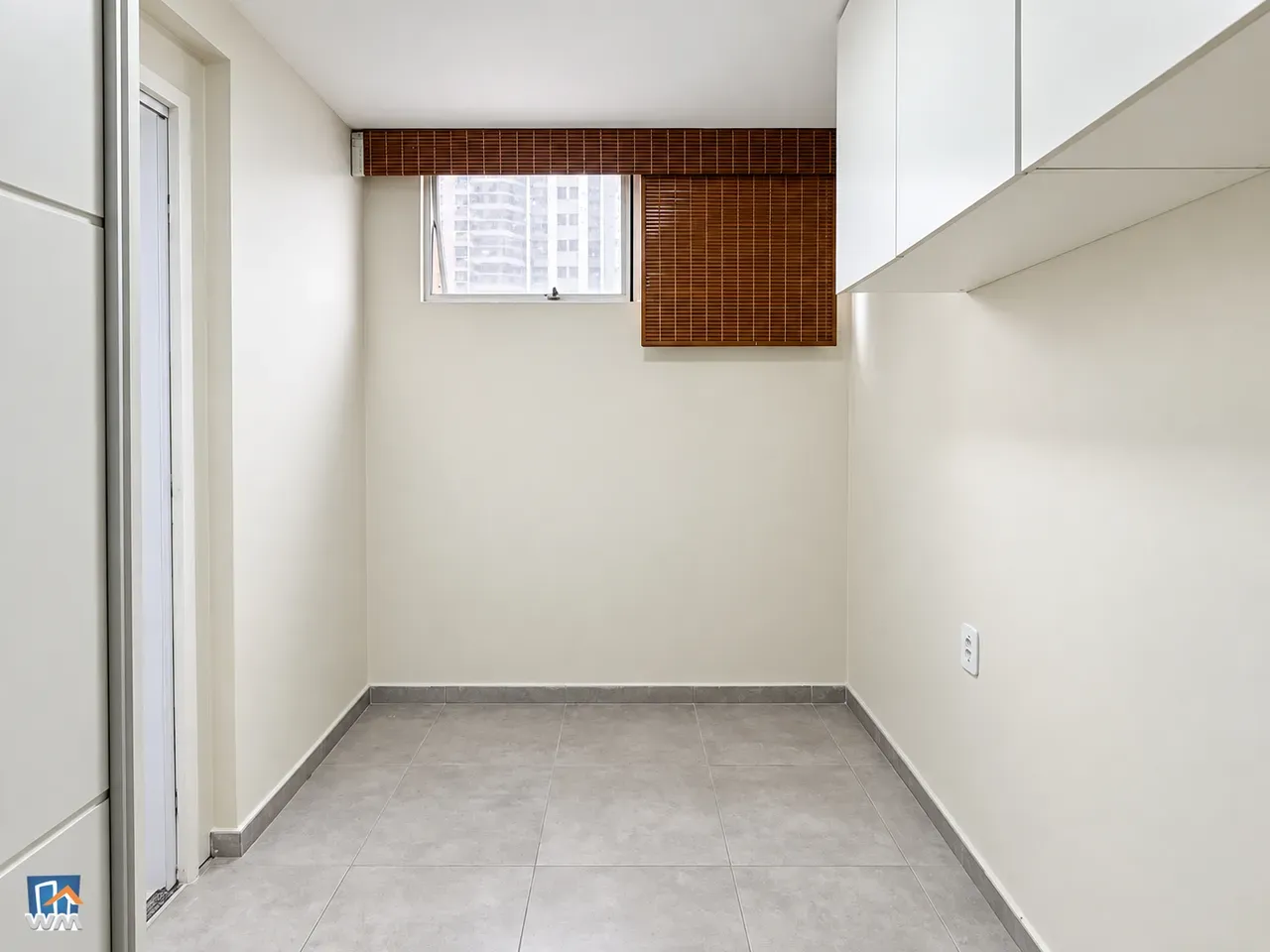 Glass-enclosed balcony in a 2-bedroom apartment, 88 m² — photo 20