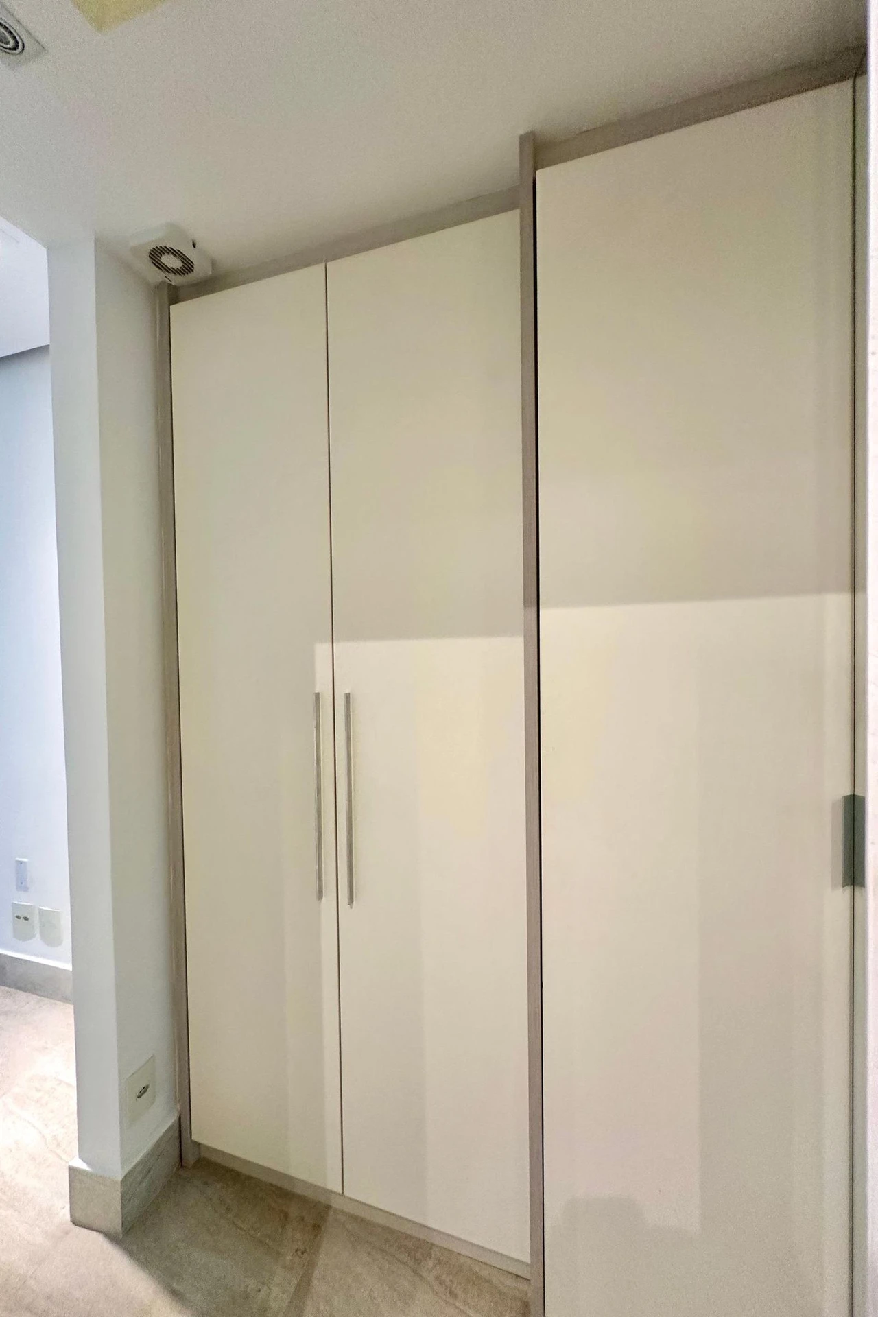 Unfurnished apartment with 2 suites and a balcony — photo 17