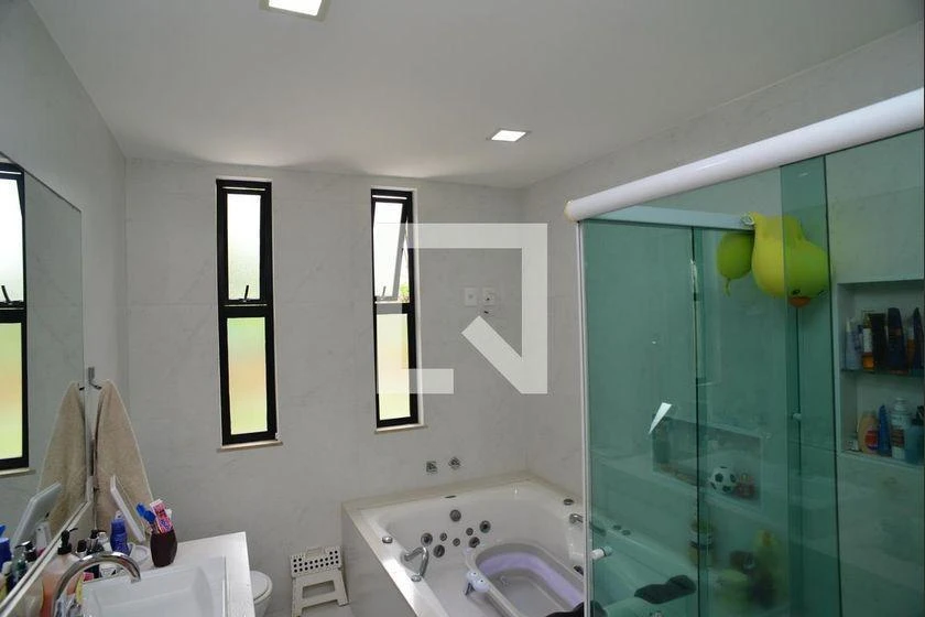 6-bedroom house with a bathtub — photo 36