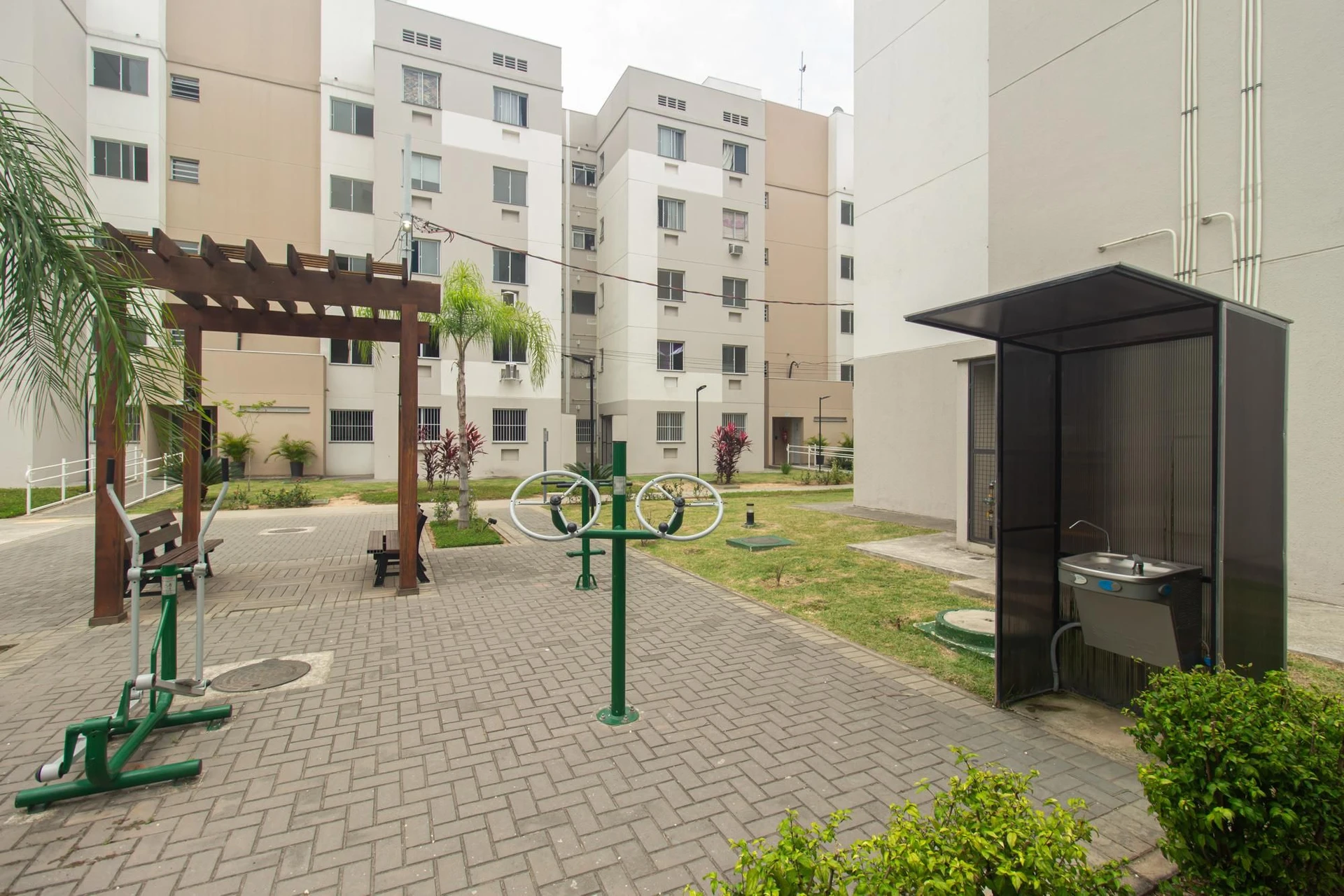 Apartamento com 2 quartos e box de vidro no banheiro — photo 13