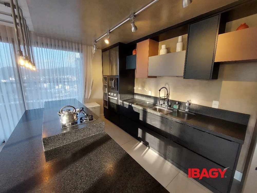 1-bedroom loft with a modern open-plan kitchen — photo 2