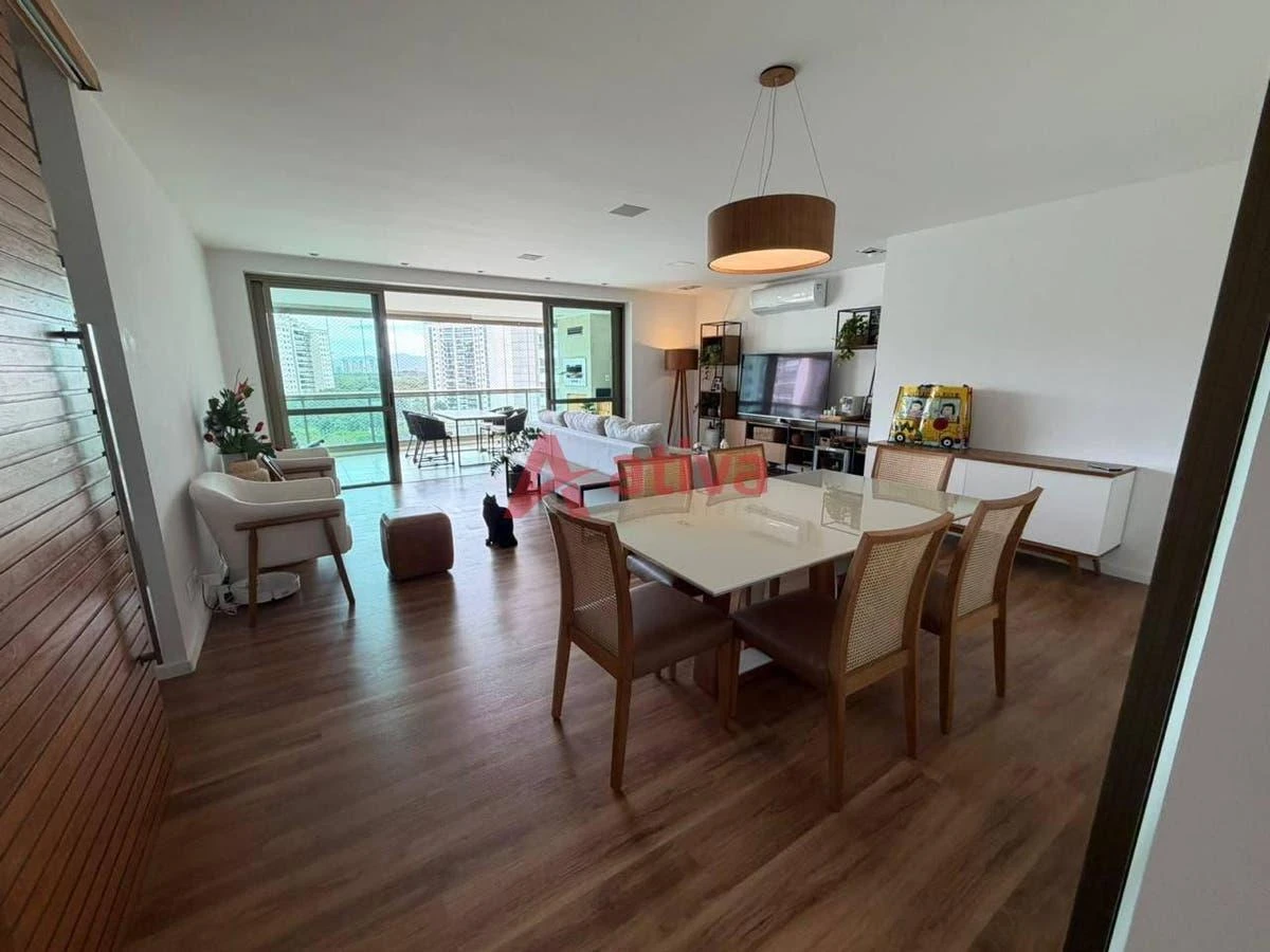 Floor-to-ceiling windows in a 4-bedroom apartment, 178 m²