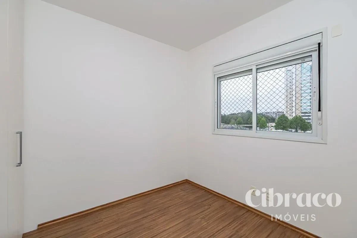 Balcony with a grill in a 4-bedroom apartment, 131 m² — photo 31