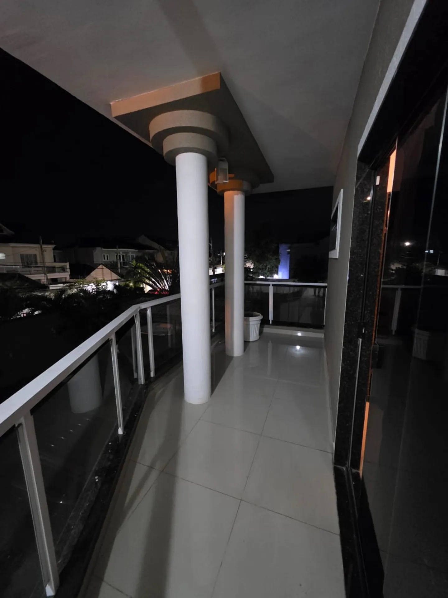 Балкон з грилем та 3 спальні: будинок 323 м² — photo 9