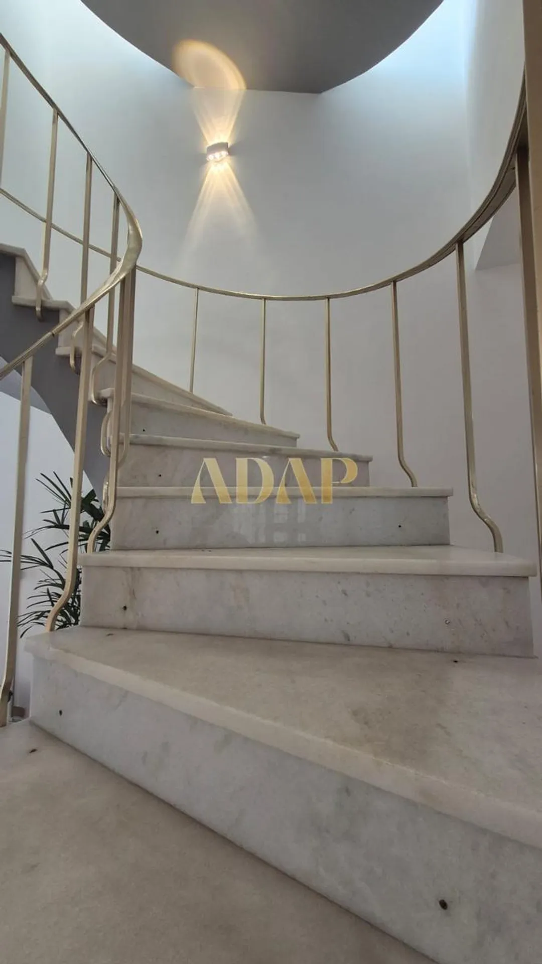 525 m² apartment with a home office and a bathtub — photo 40