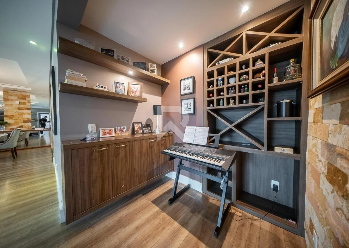 Glass-enclosed balcony in a 3-bedroom apartment, 166 m² — photo 24