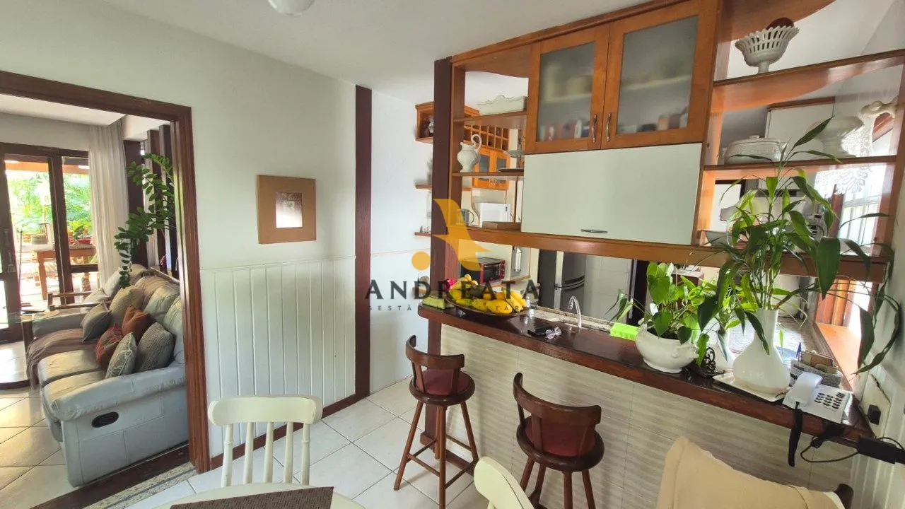 Casa de 307 m² com janelas do piso ao teto e banheira — photo 43