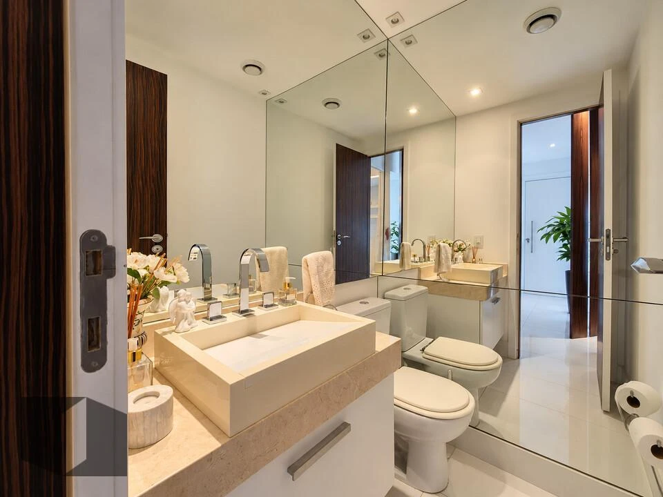 Bathtub in a 4-bedroom apartment, 226 m² — photo 30