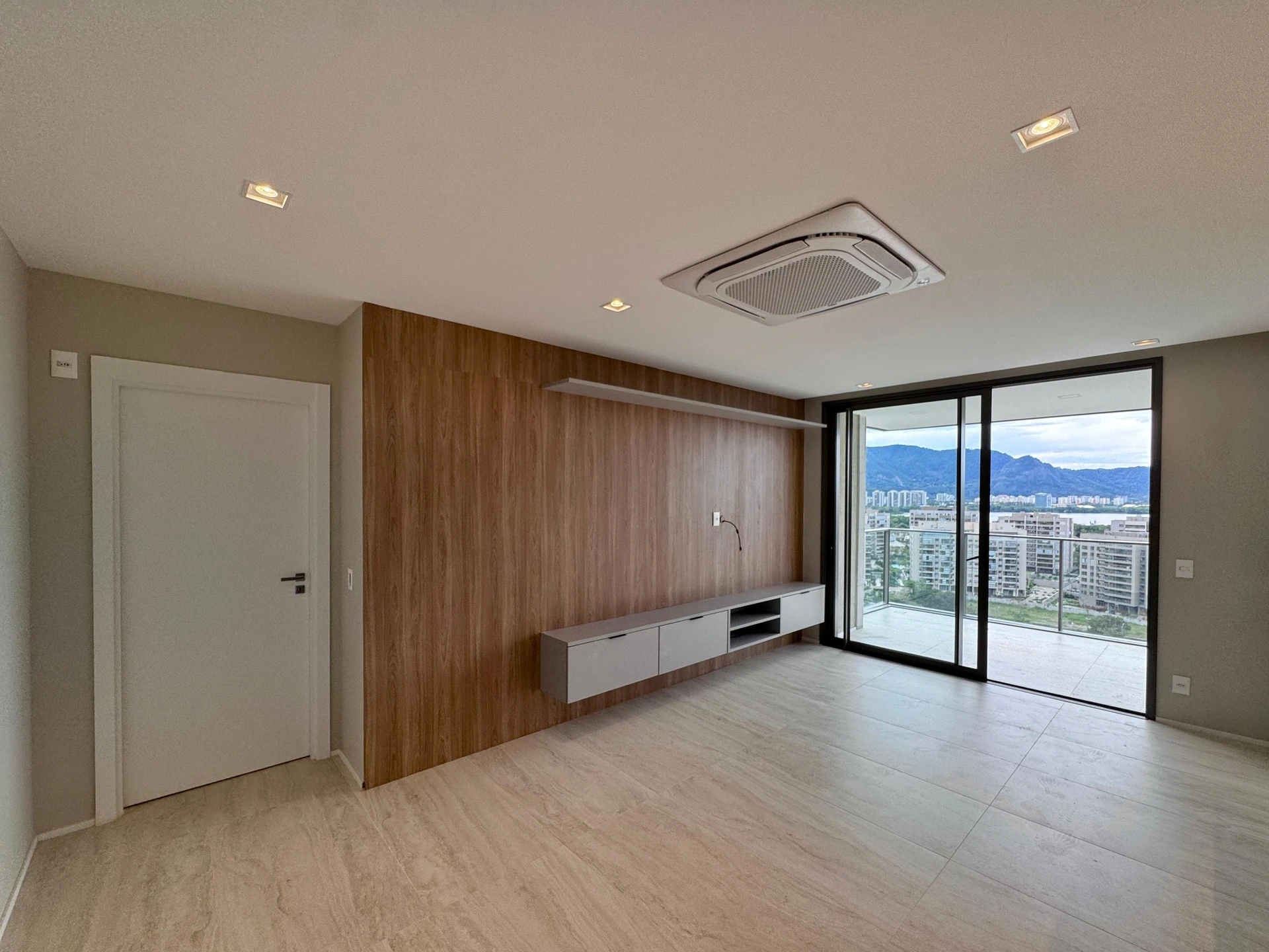 Furnished apartment with 3 en-suite bedrooms and balcony — photo 33