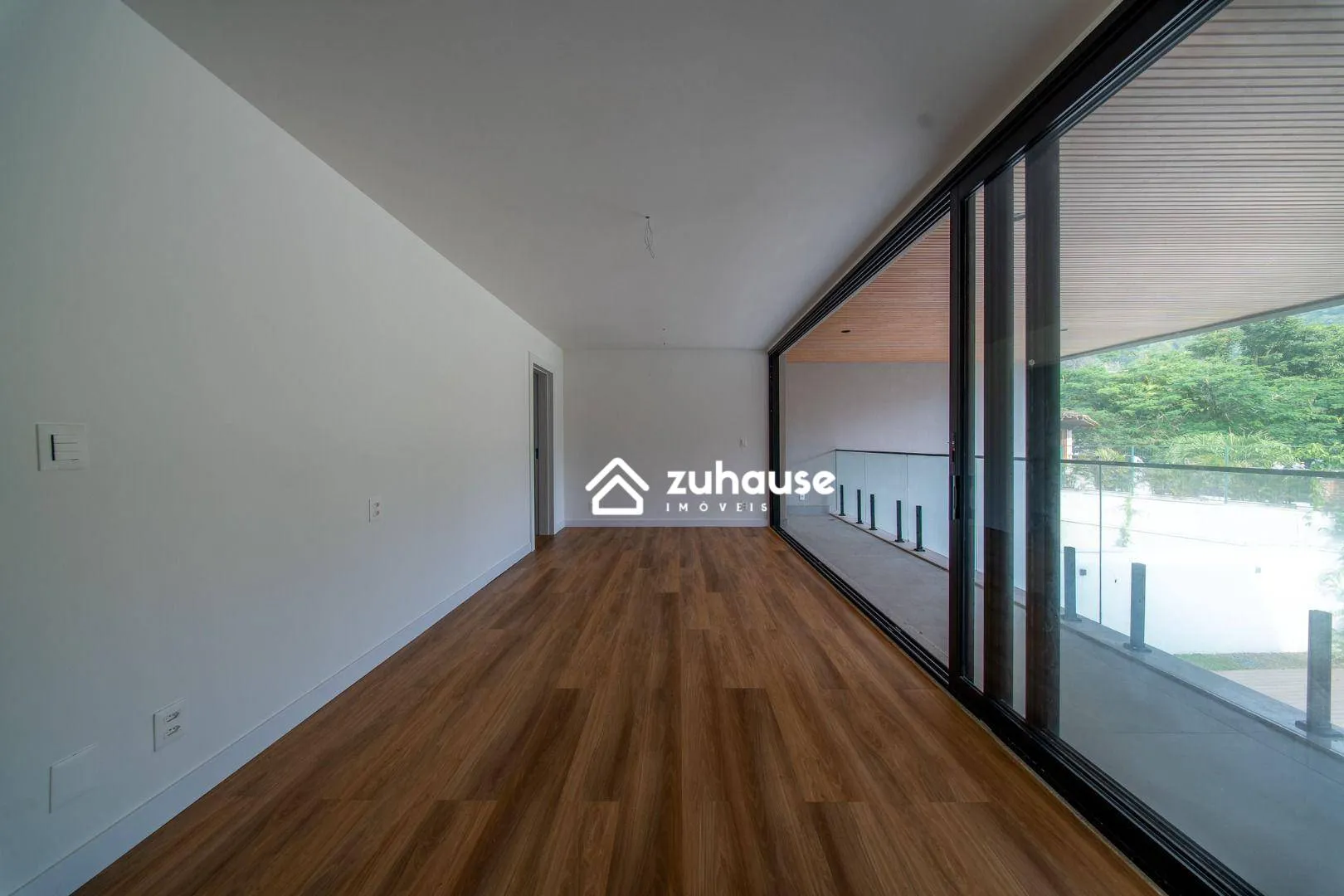 House with 5 bedrooms and an open-plan kitchen — photo 33