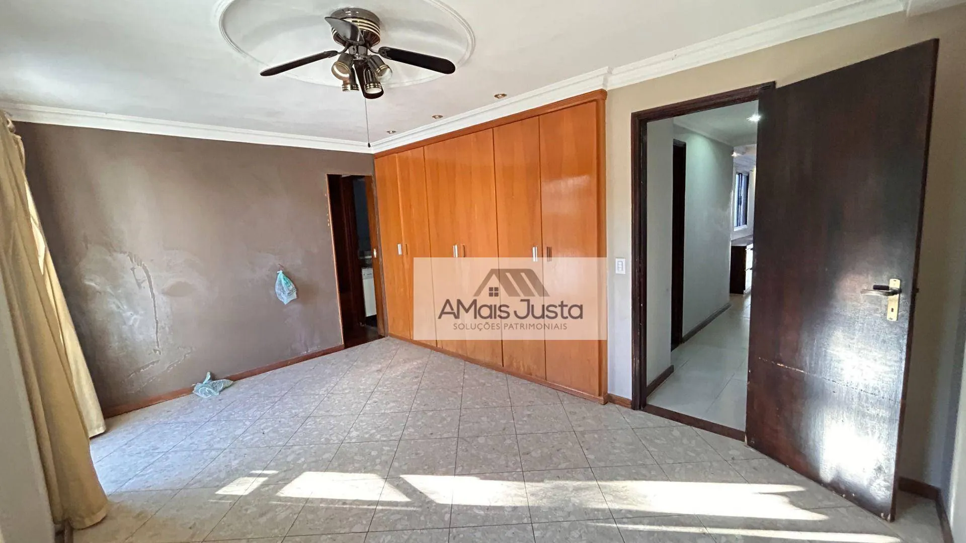 4-bedroom apartment in a building with a pool — photo 3