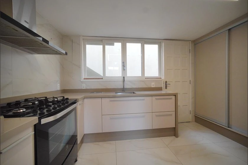 Casa para alugar com 4 quartos, 2 suítes e quintal