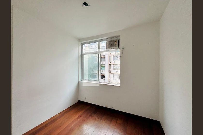 3-bedroom apartment with wood or laminate floors — photo 6