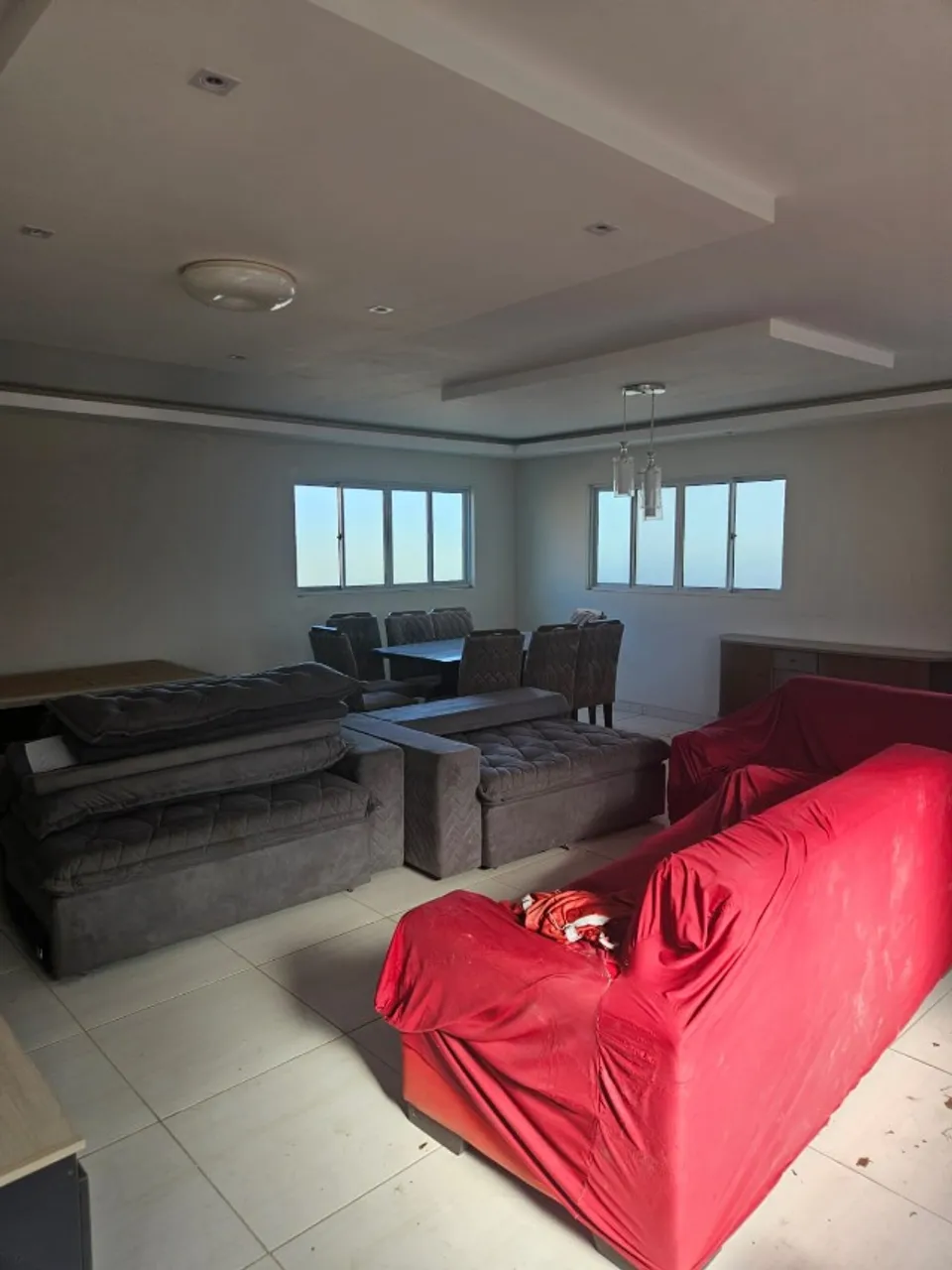 5-bedroom apartment in a building with a pool