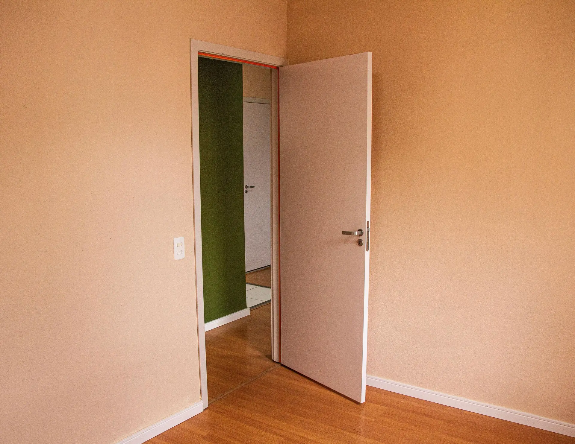 2-bedroom apartment with a glass shower enclosure — photo 4