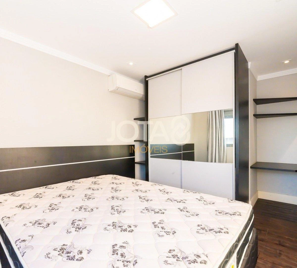 Apartment with 3 en-suite bedrooms and enclosed balcony — photo 9