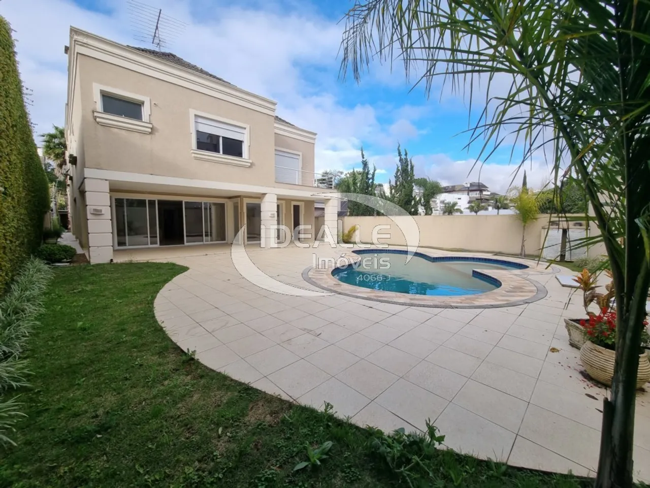 Rental house with 5 bedrooms and 6 bathrooms