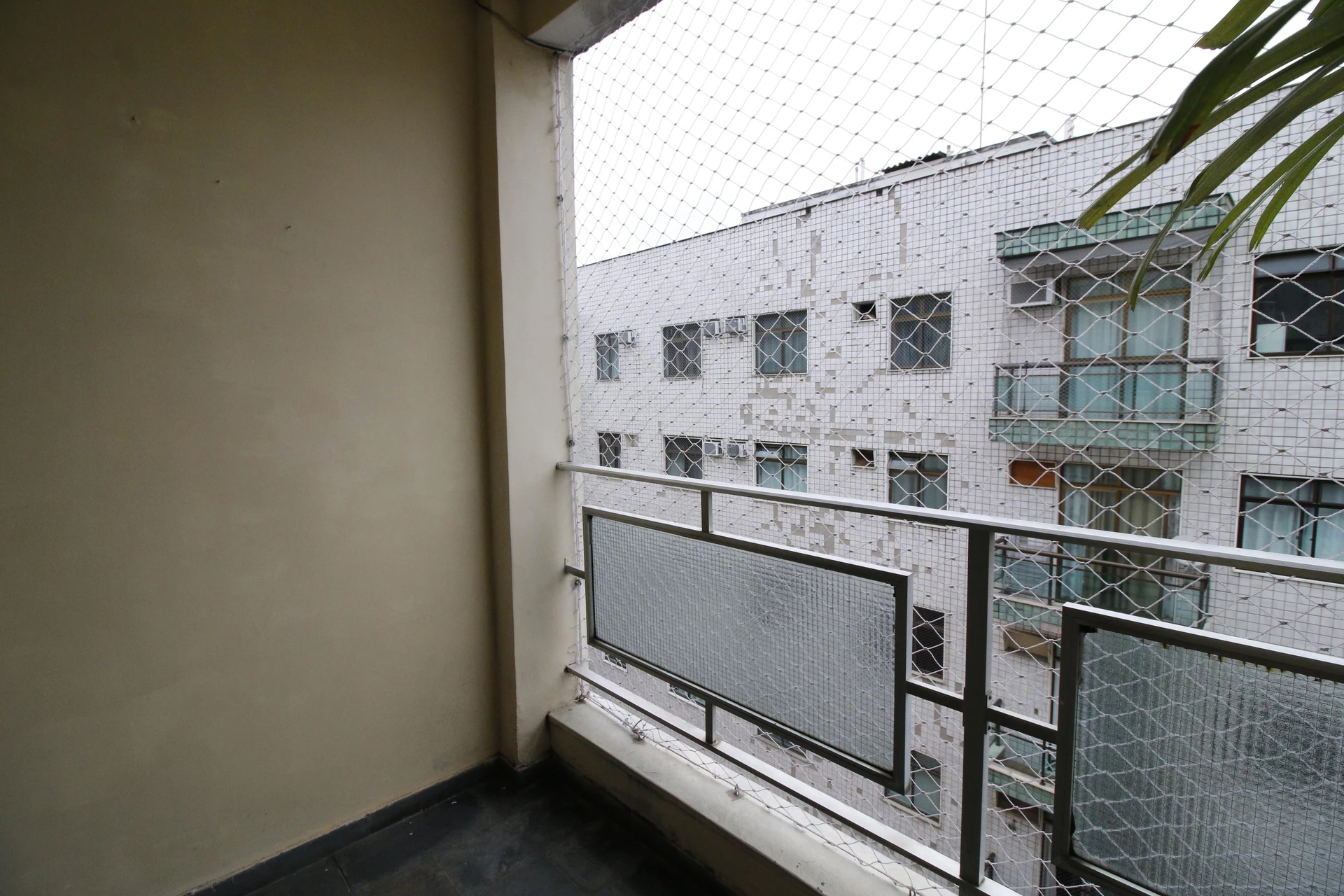 Balcony with a grill in a 3-bedroom apartment, 128 m² — photo 4