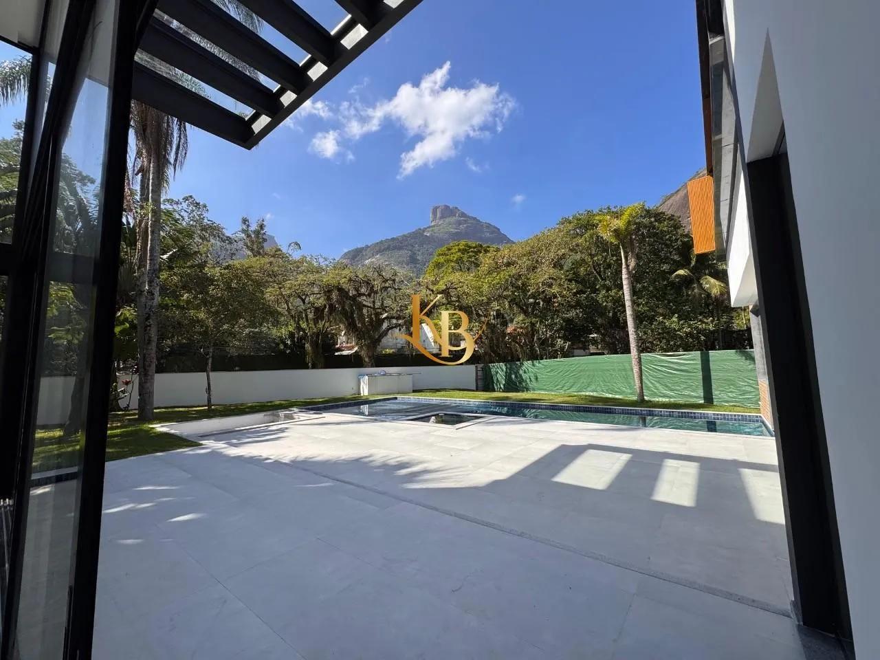 Casa com 5 quartos e área de piscina ao ar livre — photo 20
