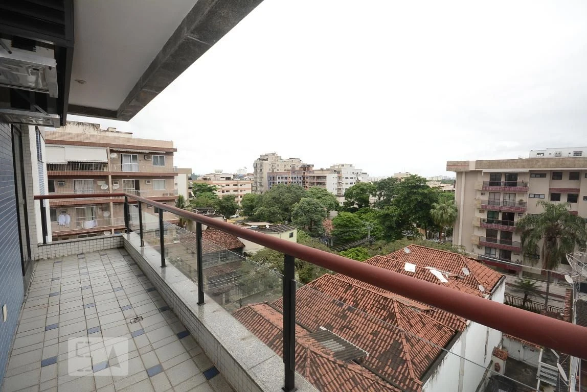 4-bedroom apartment in a building with a pool — photo 63