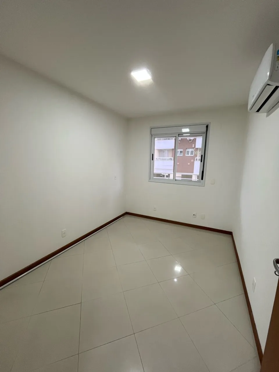 4-bedroom apartment in a building with a pool — photo 13