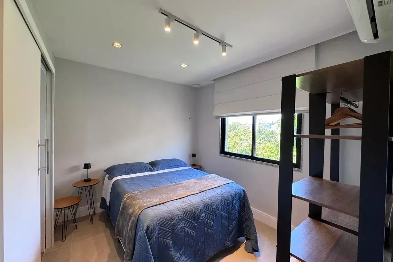 Casa de 4 dormitorios con ventanales de piso a techo — photo 13