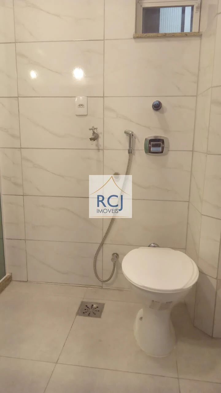 One-bedroom apartment in a building with a pool — photo 3