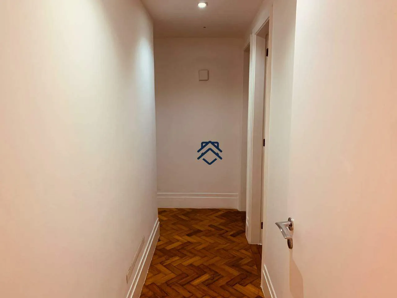 Walk-in closet in a 4-bedroom apartment, 180 m² — photo 24