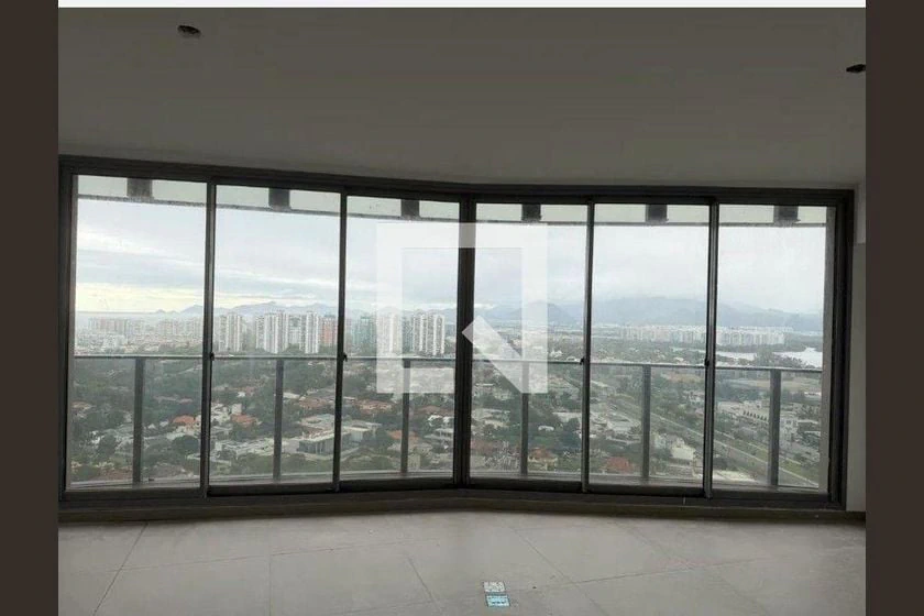 One-bedroom apartment with floor-to-ceiling windows — photo 3