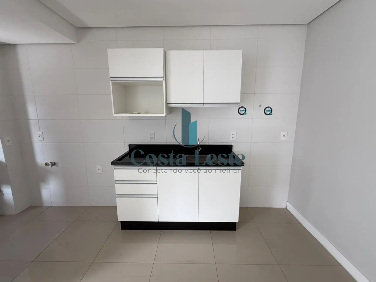 Balcony with a grill in a 2-bedroom apartment, 75 m² — photo 2