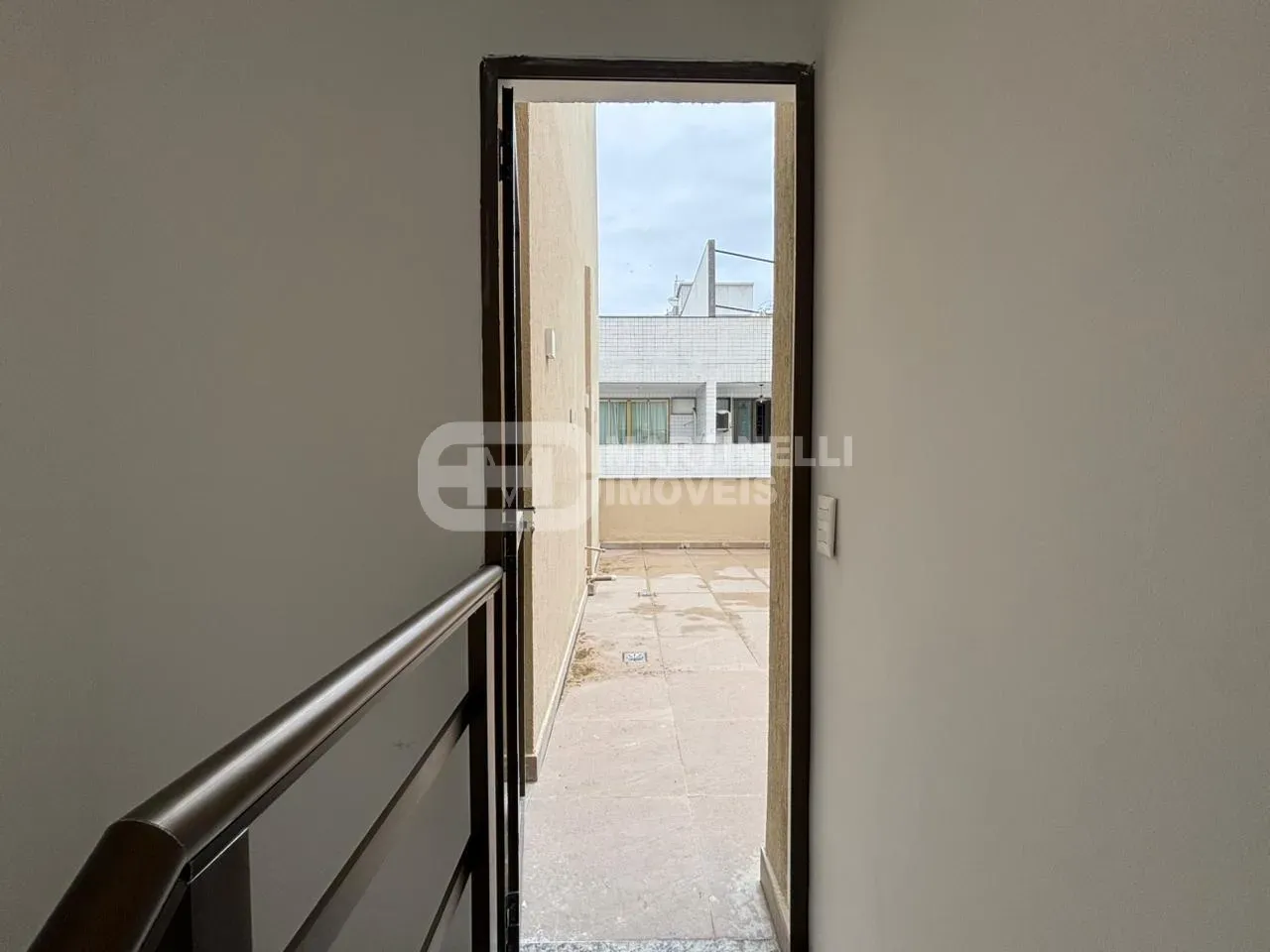 3-bedroom apartment with a separate, enclosed kitchen — photo 4