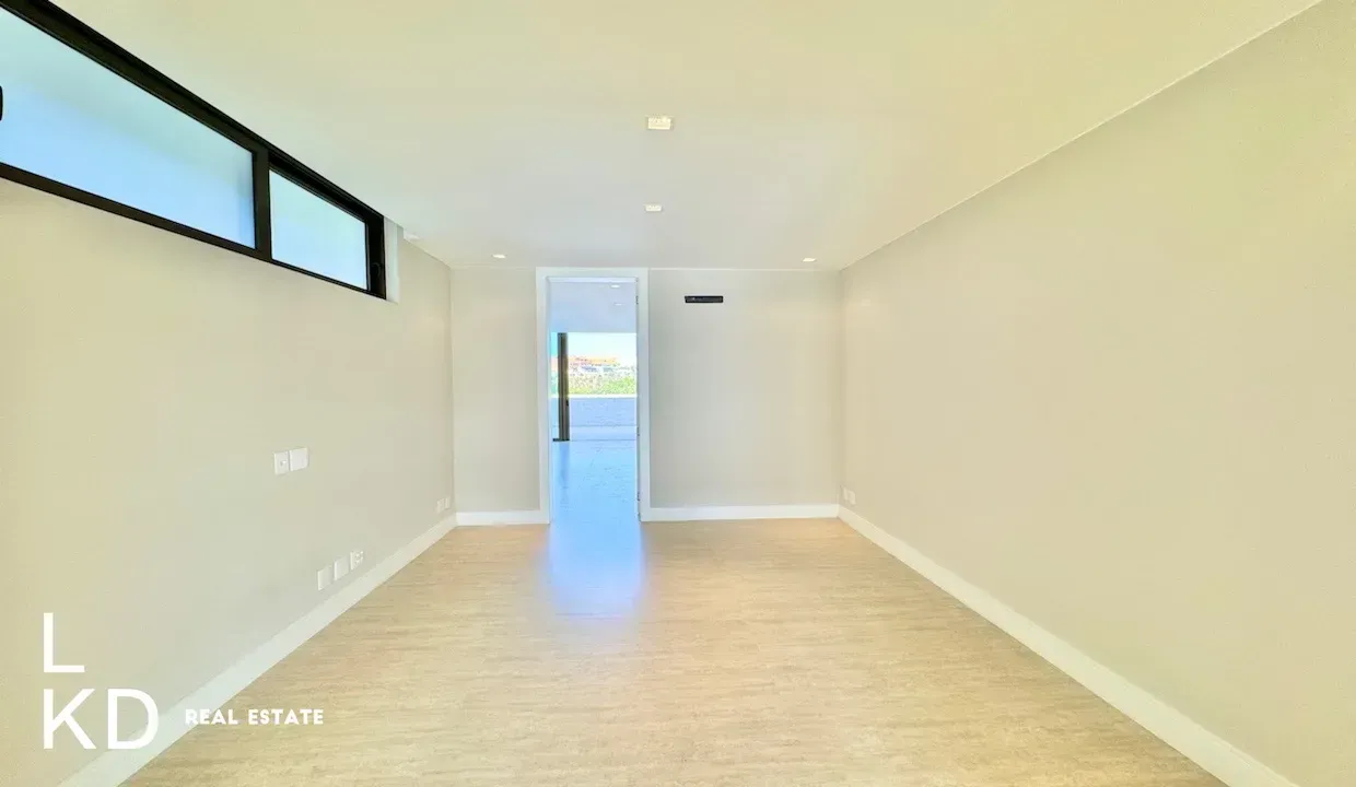 Linear penthouse 460 m² with floor-to-ceiling windows — photo 21