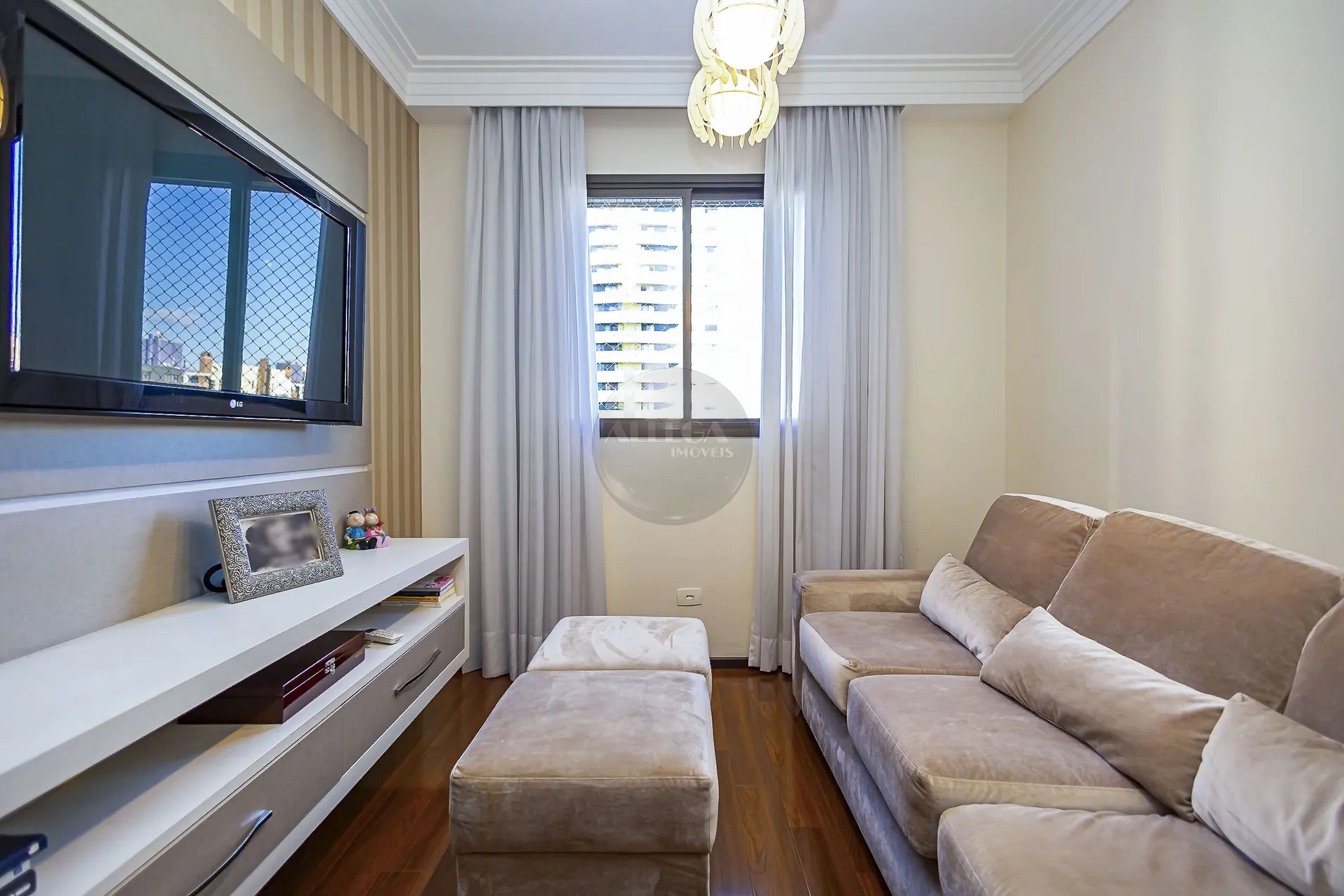 Apartamento com 4 quartos e piso de madeira na sala — photo 33
