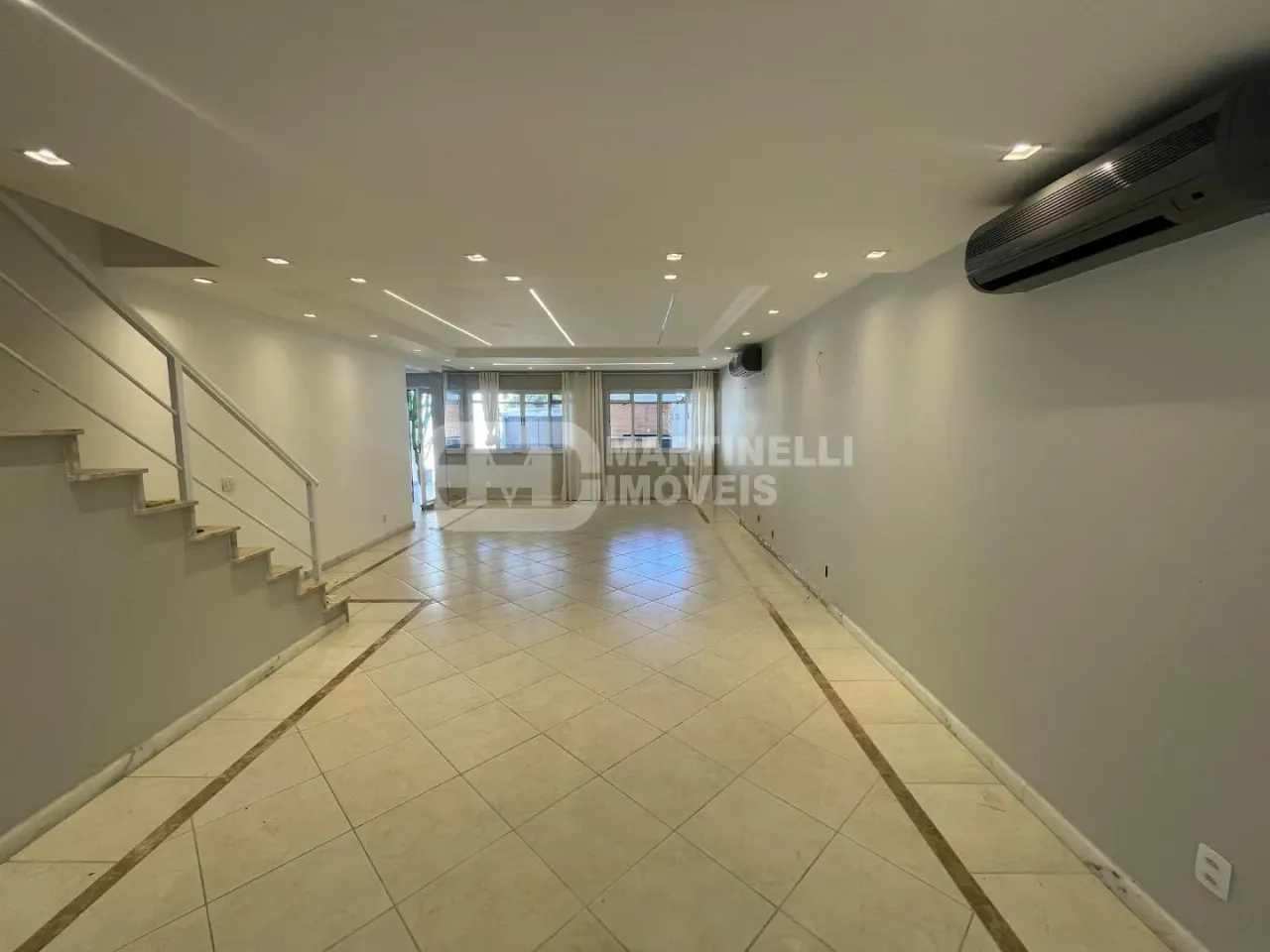 House with 4 bedrooms and 5 bathrooms and a separate kitchen — photo 5