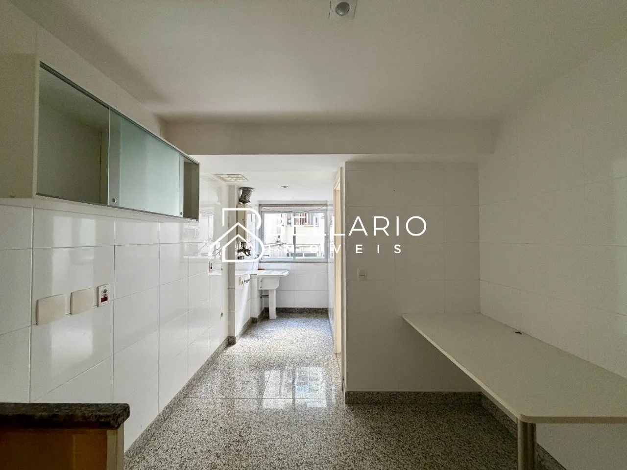4-bedroom apartment with 5 bathrooms and glass balcony — photo 22